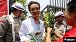 Newly released prisoners, part of over 8,000 inmates granted amnesty by Myanmar's President Win Myint to mark Myanmar's New Year, walk out from Insein prison in Yangon, Myanmar, April 17, 2018. 
