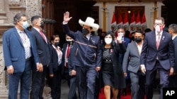 ARCHIVO - El entonces presidente electo Pedro Castillo y su esposa, Lilia Paredes, saludan a la salida del Ministerio de Exteriores para acudir al Congreso a su ceremonia de jura del cargo en Lima, Perú, el miércoles 28 de julio de 2021. (AP Foto/Guadalupe Pardo)