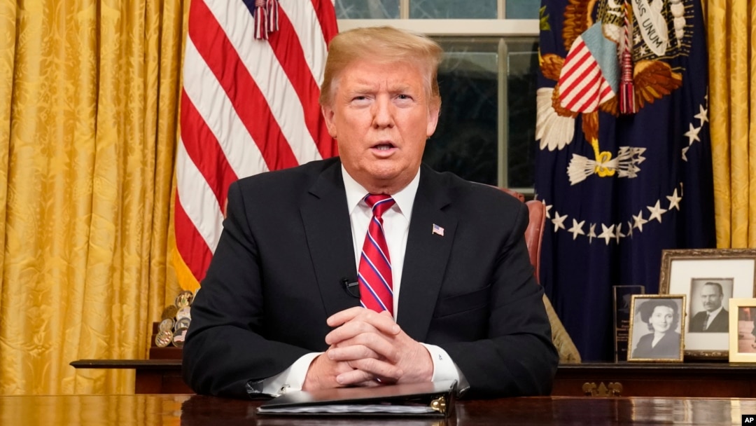 Predsjednik Trump tokom obraćanja iz Ovalne kancelarije (Foto: AP/Carlos Barria)