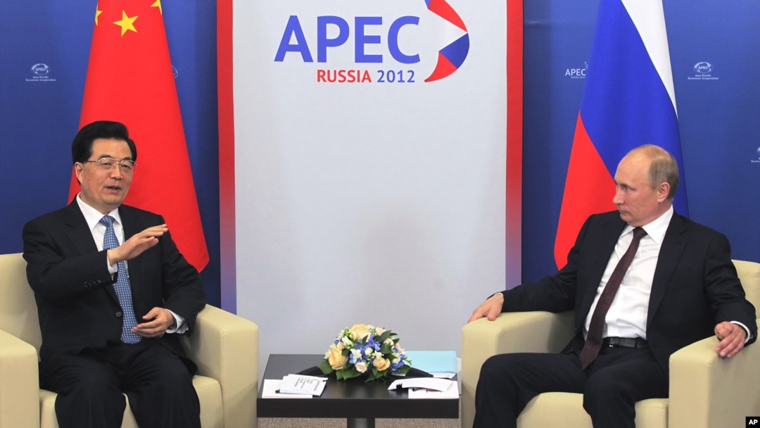Presiden Rusia Vladimir Putin bertemu Presiden Tiongkok Hu Jintao di sela-sela KTT APEC di Vladivostok, Rusia (Jumat, 7/9). 