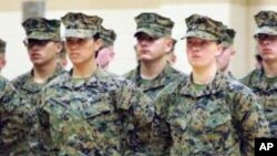 En esta foto de archivo se observa a mujeres marines en Corals Springs, Florida, en 2013.
