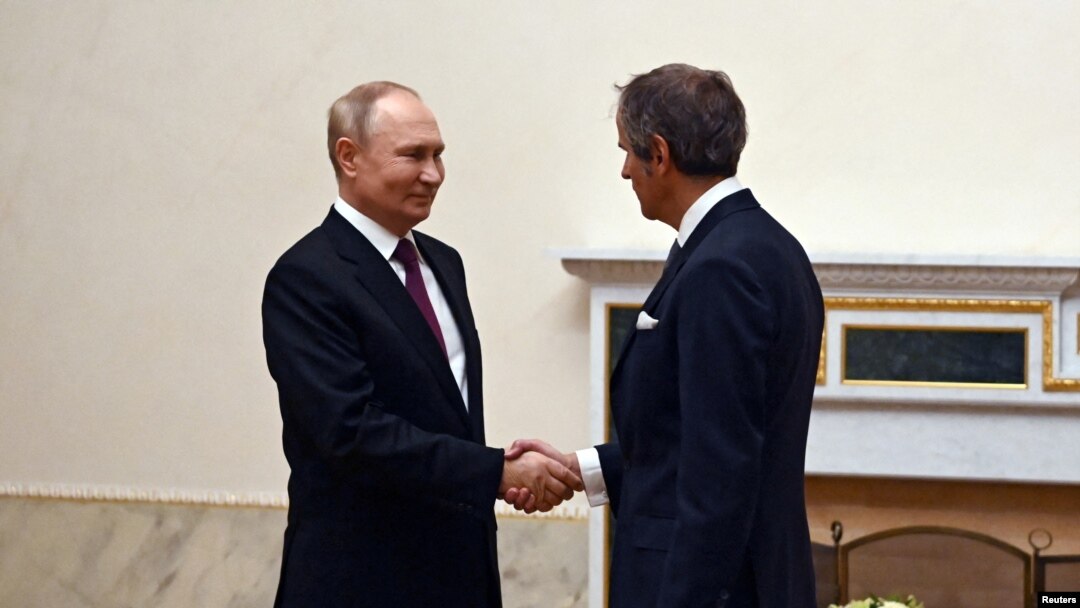 Presiden Rusia Vladimir Putin menerima Kepala IAEA Rafael Grossi di St. Petersburg, hari Selasa (11/10). 