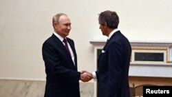 Presiden Rusia Vladimir Putin menerima Kepala IAEA Rafael Grossi di St. Petersburg, hari Selasa (11/10). 