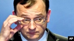 El Primer Ministro checo, Petr Necas, prometió luchar contra la corrupción y dimite tras verse salpicado con uno de los peores casos en la historia de la República Checa. 