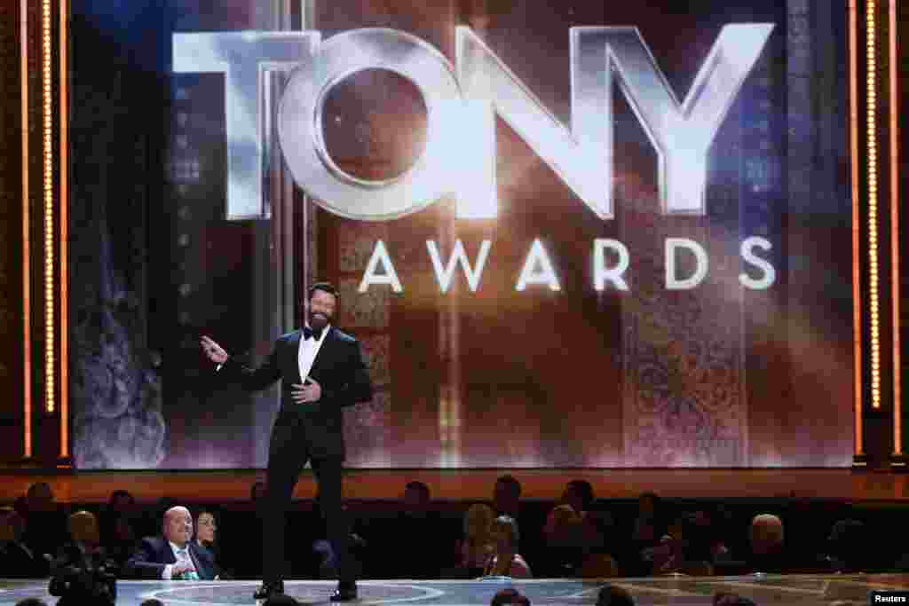 Hugh Jackman, tampil sebagai pembawa acara anugerah tahunan untuk insan teater Amerika, &quot;Tony Awards&quot; ke-68 di Radio City Music Hall, New York (8/6).