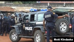 ARCHIVES - Des policiers à la prison centrale de Kondengui à Yaoundé, au Cameroun, le 23 juillet 2019.