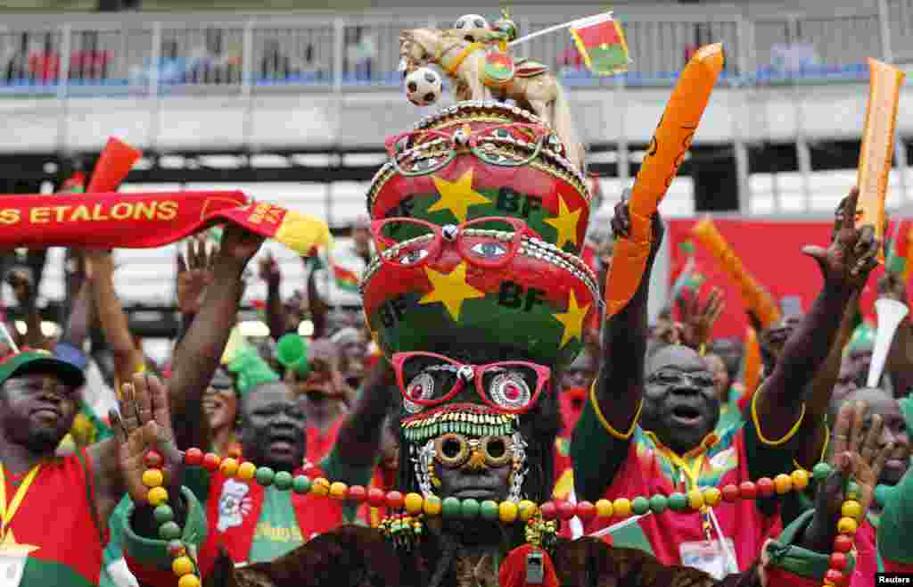 Adeptos do Burquina Faso celebram no estádio de Bata antes do início do jogo contra a Guiné Equatorial. Bata, Jan 21, 2015.&nbsp;