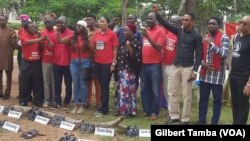 Les activistes du groupe Bring Back Our Girls à la place de l’Unité à Abuja, le 5 octobre 2019. (VOA/Gilbert Tamba)