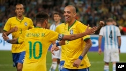 Diego Tardelli celebra con Neymar el segundo gol brasileño.