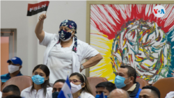 Parte del personal de salud llevó propaganda oficialista al acto y no tomaron medidas de distanciamiento social en la Asamblea. Foto de Houston Castillo, VOA