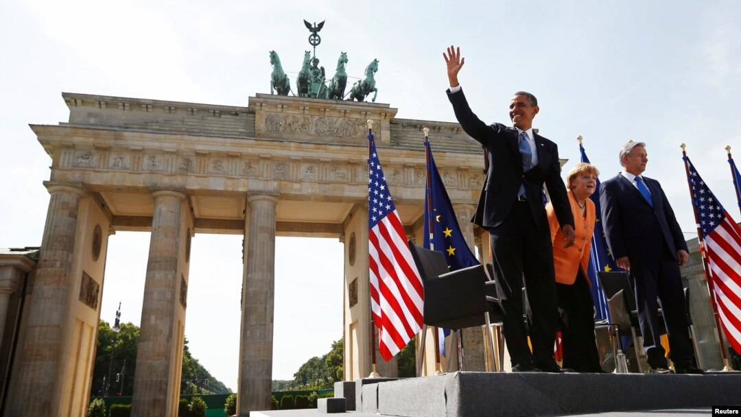 Presiden Obama didampingi Kanselir Jerman Angela Merkel dan Walikota Berlin Klaus Wowereit,saat berpidato di depan gerbang Brandenburg, Berlin (19/6).