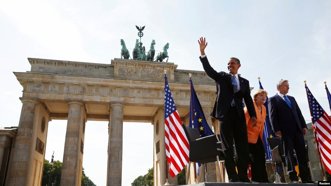Antes de su discurso el presidente Obama saludó a la multitud frente a la histórica puerta de Brandeburgo, acompañado por la canciller alemana Angela Merkel y el alcalde de Berlín, Klaus Wowereit.
