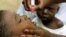 Vaccination d'un enfant contre la polio près de Franceville, au Gabon, 2 août 2001. 