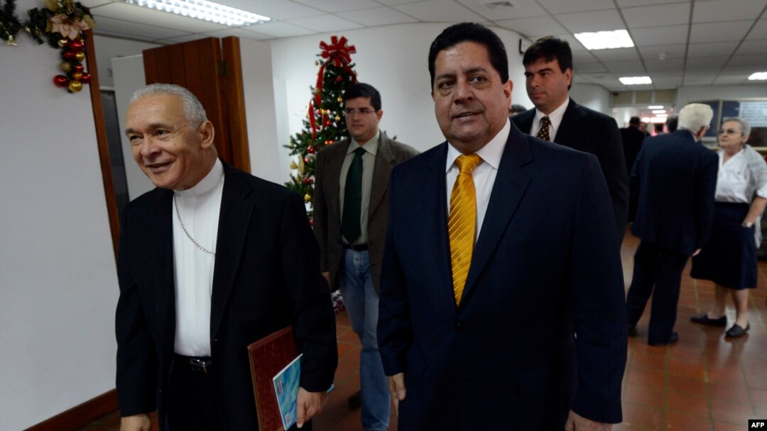 Edgar Zambrano fue uno de los diputados que acompañó al presidente interino de Venezuela, Juan Guaidó, y algunos militares el martes en su llamado al "cese definitivo de la usurpación".