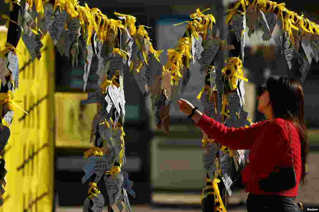 A woman reads messages written on broken heart cutouts for the hostages kidnapped during the deadly October 7, 2023 attack by Hamas, in Tel Aviv, Israel. REUTERS/Kai Pfaffenbach