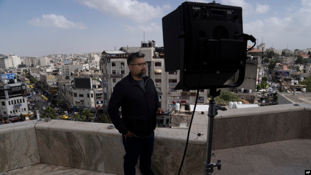 အယ်လ်ဂျာဇီးယားရဲ့နိုင်ငံတကာအင်္ဂလိပ်ပိုင်းသတင်းထောက် Zein Basravi က အနောက်ဘက်ကမ်းခြေဒေသ Ramallah မြို့ကနေ တနင်္ဂနွေနေ့က သတင်းပေးပို့နေစဥ်။ (မေ ၅၊ ၂၀၂၄)