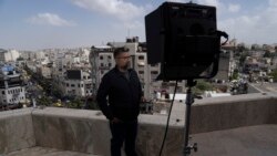 Koresponden internasional Al Jazeera english, Zein Basravi, tengah bertugas dari kantor berita tersebut di Ramallah, Tepi Barat, pada 5 Mei 2024. (Foto: AP/Nasser Nasser)