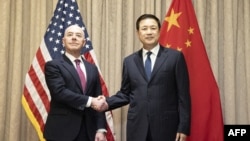 资料照：美国国土安全部部长马约卡斯（Alejandro Mayorkas ）与中国公安部部长王小洪在维也纳举行会晤。（2024年2月18日）
