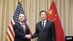 Алехандро Майоркас пожимает руку министру общественной безопасности Китая Ван Сяохуну во время встречи в Вене 18 февраля 2024 года.