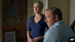 Netflix anunció que la popular serie política, protagonizada por Kevin Spacey y Robin Wright, será estrenada en su totalidad el 27 de febrero.