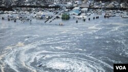 Un gigantesco remolino de agua frente a la ciudad de Oarai, en la prefectura de Ibaraki, arrastra los barcos pesqueros en su entorno.