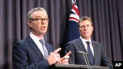 Pemimpin Pemerintahan dalam Parlemen Australia, Christopher Pyne (kiri), dan Jaksa Agung Christian Porter memberikan keterangan kepada para wartawan di Gedung Parlemen di Canberra, Australia, Rabu, 9 Mei 2018.