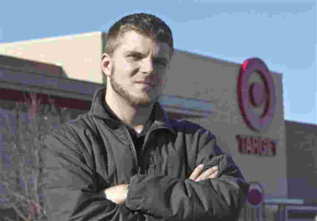 Anthony Hardwick, empleado de la tienda Target, lanzó una petición para que su empleador abandone su plan de abrir a la medianoche del Día de Acción de Gracias.