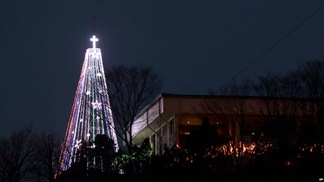 Pohon Natal baja raksasa di Aegibong di Gimpo, Korea Selatan, yang dapat dilihat dari Korea Utara. 
