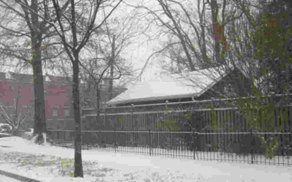 Washington se tiñe de blanco bajo una escasa capa de nieve.