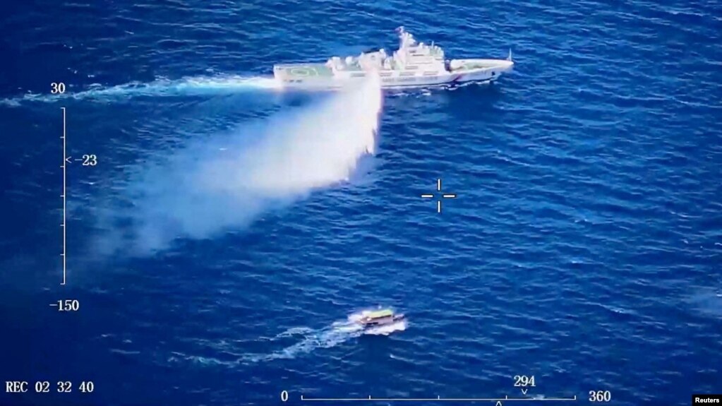 菲律宾海警队2023年8月8日公布中国海警船对菲方补给船发射水炮的照片。(photo:VOA)