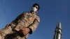 Un membre des gardiens de la révolution passe devant un missile à Téhéran, en Iran, le 7 janvier 2022. 