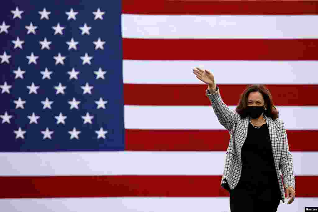 کاملا ہیرس &nbsp;نے فلوریڈا کے پام بیچ اسٹیٹ کالج میں انتخابی مہم کے جلسے میں شرکت کے لیے آنے والے اپنے حامیوں کو دیکھ کر ہاتھ ہلایا اور خوشی سے ان کا خیر مقدم کیا۔