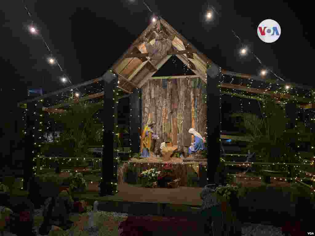 Una tradición en San José, Costa Rica, es la elaboración de un pasito (pesebre, Belén) o recreación del nacimiento de Jesucristo por parte de los empleados del Poder Judicial en la capital costarricense. [Foto Armando Gómez, VOA].