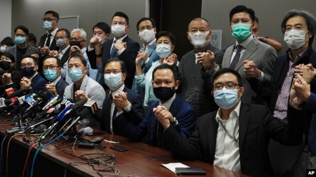 香港民主派议员在立法会举行新闻发布会之前拍照。2020年11月11日