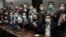 香港民主派议员在立法会举行新闻发布会之前拍照。2020年11月11日