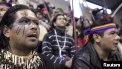 Indígenas ecuatorianos participan en una protesta en contra de la mina de cobre El Mirador, en marzo de 2012.