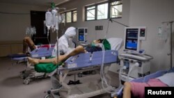 Los respiradores artificiales son vitales en las etapas avanzadas del coronavirus. Un doctor atiende a un paciente en la sala de emergencias en un hospital de Manila, Filipinas. 26 de junio, 2020.