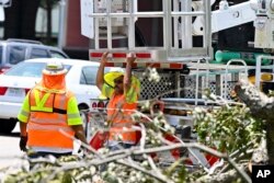 Trabajador limpia escombros de las calles de la ciudad de Houston, miércoles 10 de julio de 2024, después de que el huracán Beryl azotó Texas y dejó sin electricidad a casi 3 millones de hogares y empresas.