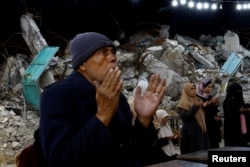 Warga Palestinia menjalankan ibadah salat Tarawih di dekat puing-puing bangunan pada hari pertama puasa Ramadan di tengah gencatan senjata antara Hamas dan Israel, di Rafah, selatan Jalur Gaza, 1 Maret 2025. (Foto: Hatem Khaled/Reuters)