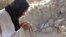 Mohamed Maouloud, un maçons réparateurs des mausolées détruits de Tombouctou, dit sa prière devant une tombe endommagée, Mali, 4 Avril 2014.