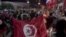 La foule salue la dissolution du parlement et du gouvernement du premier ministre Hichem Mechichi par le président tunisien Kais Saied à Tunis, le 25 juillet 2021, après une journée de protestation dans tout le pays.