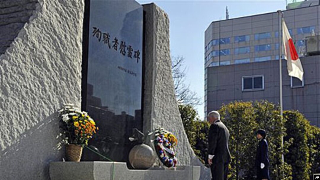 U.S. Defense Secretary Robert Gates after laying a wreath at a memorial during a ceremony at the Defense Ministry in Tokyo, 13 Jan 2011