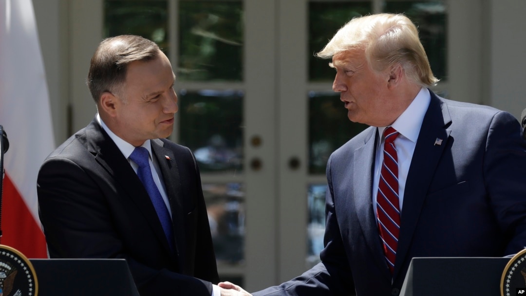Presiden AS Donald Trump (kanan) berjabat tangan dengan Presiden Polandia Andrzej Duda pada konferensi pers bersama di Gedung Putih, Rabu (12/6). 