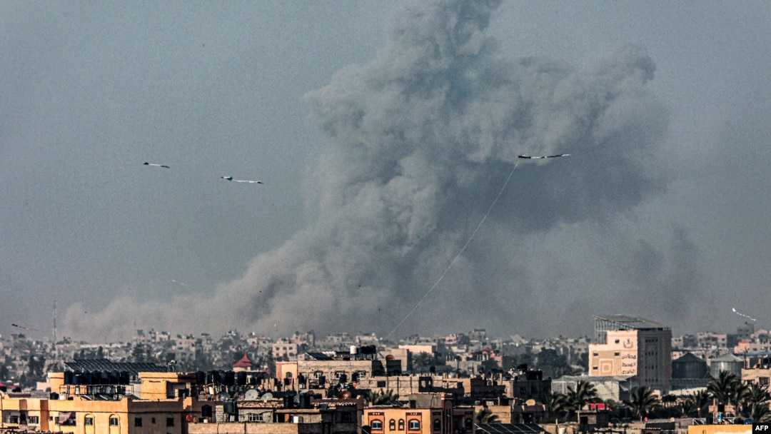 Oblak dima iznad Rafe u Gazi posle izraelskog bombardovanja (Foto: AID KHATIB / AFP)