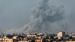 Oblak dima iznad Rafe u Gazi posle izraelskog bombardovanja (Foto: AID KHATIB / AFP)