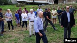 Presiden AS Joe Biden mengunjungi keluarga yang terdampak banjir di Lost Creek, Kentucky, Senin 8 Agustus 2022. 