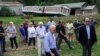 美国总统拜登前往肯塔基州察访洪水灾情，慰问受灾家庭。(2022年8月8日)