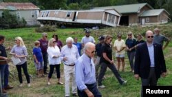 美国总统拜登前往肯塔基州察访洪水灾情，慰问受灾家庭。(2022年8月8日)