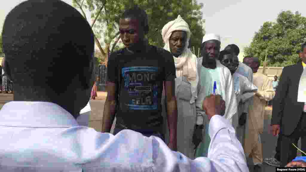 Les Tchadiens se sont mobilisés en masse pour élire leur président dans différents bureaux de vote, ici à N&#39;Djamena, Tchad, 10 avril 2016. (VOA/Bagassi Koura)