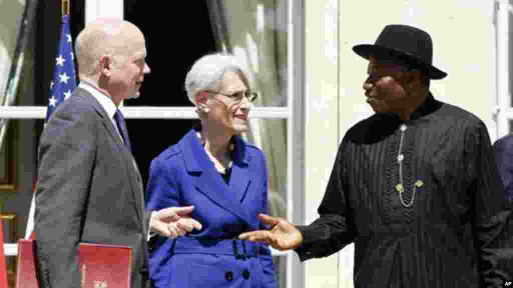 Sakataren harkokin wajen Britaniya Wlliam Hague,da karamin Sakataren ma’aikatan hakokin wajen Amurka akan harkokin siyasa Wendy Sherman da Shugaban Najeriya Goodluck Jonathan a wajen Taro kan Tsaro a Najeriya, a Zauren Elysee a Paris, 17 ga, Mayu 2014.